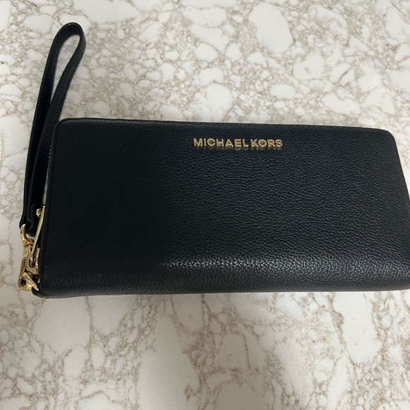 Michael Kor ladies black zip wallet. New WOT. Beautiful wallet with hand strap. - Picture 2 of 15